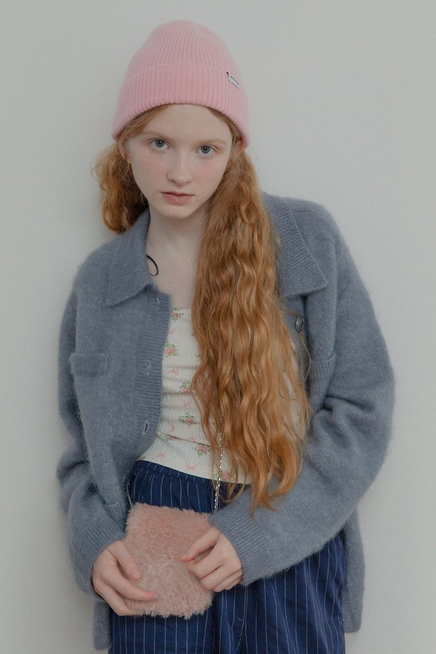 **시어링 퍼 미니백 (딥핑크)**

세련된 딥핑크 컬러의 여성용 미니백입니다. 부드러운 시어링 퍼 소재와 경량 디자인으로 제작되어, 데이트룩, 모임룩, 파티룩 등 다양한 TPO에 활용하기 좋습니다. 클래식, 걸리시, 미니멀 스타일을 추구하는 분들께 추천하며, 사각 쉐입에 체인 스트랩과 로고 라벨 디테일이 더해져 고급스러운 분위기를 연출합니다. 120cm 길이의 체인 스트랩은 크로스백으로도 활용 가능하며, 마그네틱형 잠금 방식으로 편리하게 사용할 수 있습니다.
