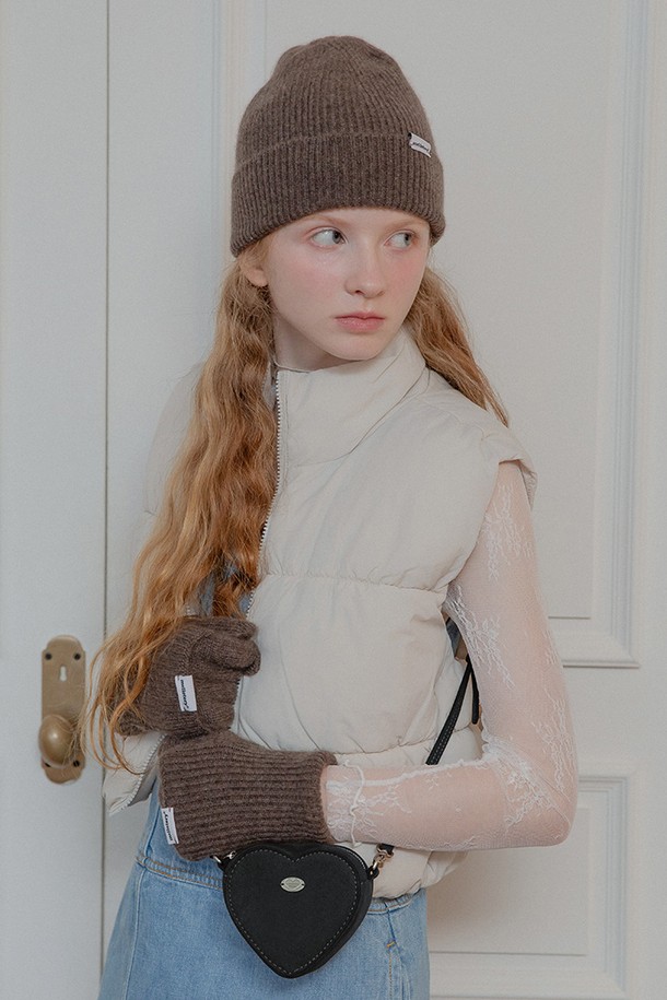 세련된 스타일을 완성할 하트 스웨이드 미니백 (블랙)입니다. 부드러운 합성가죽과 스웨이드 소재로 제작되어 고급스러운 분위기를 자아냅니다. 하트 쉐입에 하트 메달 엠보싱 디테일이 돋보이며, 2종 스트랩(기본 스웨이드, 메탈 체인) 구성으로 다양한 스타일 연출이 가능합니다. 내부에는 꽃무늬 안감이 덧대어져 있으며, 참 장식을 걸 수 있는 백 링이 있어 개성 있는 연출도 가능합니다. 데이트룩, 모임룩, 파티룩 등 여성스러운 스타일을 완성하고 싶을 때 완벽한 선택이 될 것입니다.
