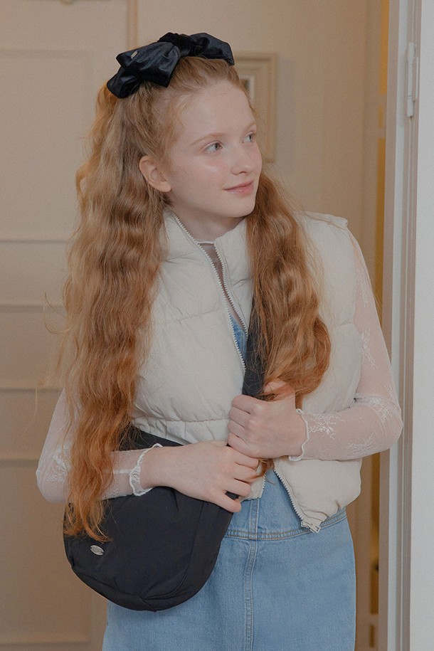 세련된 디자인의 투웨이 워시드 패딩 백 (블랙)입니다. 부드러운 패딩 디자인과 핸드스티치 디테일이 돋보이며, 메탈 로고 장식이 고급스러움을 더합니다. 넉넉한 수납 공간을 제공하는 미디엄 사이즈의 가방으로, 내부 지퍼 포켓과 오픈 포켓이 있어 실용적입니다. 토트백, 숄더백, 크로스백으로 활용 가능한 투웨이 스트랩과 95cm 길이의 스트랩으로 다양한 스타일을 연출할 수 있습니다. 나일론과 폴리에스테르 소재로 제작되어 가볍고 편안하며, 지퍼형 잠금 방식으로 내용물을 안전하게 보호합니다.
