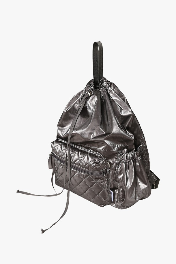 세련된 멜로 퀼팅 백팩 (딥그레이)입니다. 나일론과 폴리에스테르 소재로 제작되어 가볍고 방수 기능까지 갖춰 실용적입니다. 4way 컨버터블 디자인으로 다양한 스타일 연출이 가능하며, 태블릿 수납 공간과 내부 지퍼 포켓, 측면 오픈 포켓 등 수납력도 뛰어납니다. 딥그레이 컬러의 사각 디자인에 퀼팅 디테일과 리본, 참 장식이 더해져 여성스러운 분위기를 자아냅니다. 탈부착 가능한 어깨끈과 측면 라벨 디테일로 편의성을 높였으며, 여행, 산책, 출근 등 폭넓은 TPO에 캐주얼, 미니멀, 클래식 스타일을 연출하기 좋습니다.
