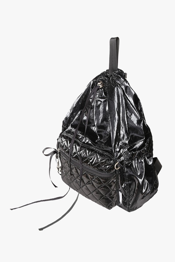 멜로 퀼팅 백팩 (블랙)은 여성스러운 스타일을 완성하는 미디엄 사이즈의 백팩입니다. 나일론과 폴리에스테르 소재로 제작되어 가볍고 방수 기능까지 갖춰 실용적입니다. 퀼팅 디자인과 리본, 참 장식이 더해져 클래식, 미니멀, 캐주얼 등 다양한 스타일 연출이 가능하며, 데이트룩, 여행룩, 동네 마실룩 등 TPO에 맞춰 활용할 수 있습니다. 사각 모양에 지퍼와 조임끈으로 이중 잠금 방식을 채택했으며, 전면 지퍼 포켓, 측면 오픈 포켓, 내부 포켓, 탈부착 어깨끈, 태블릿 수납 기능 등 활용도 높은 특징을 갖추었습니다. 또한 4가지 스타일로 연출할 수 있어 다채로운 매력을 선사합니다.
