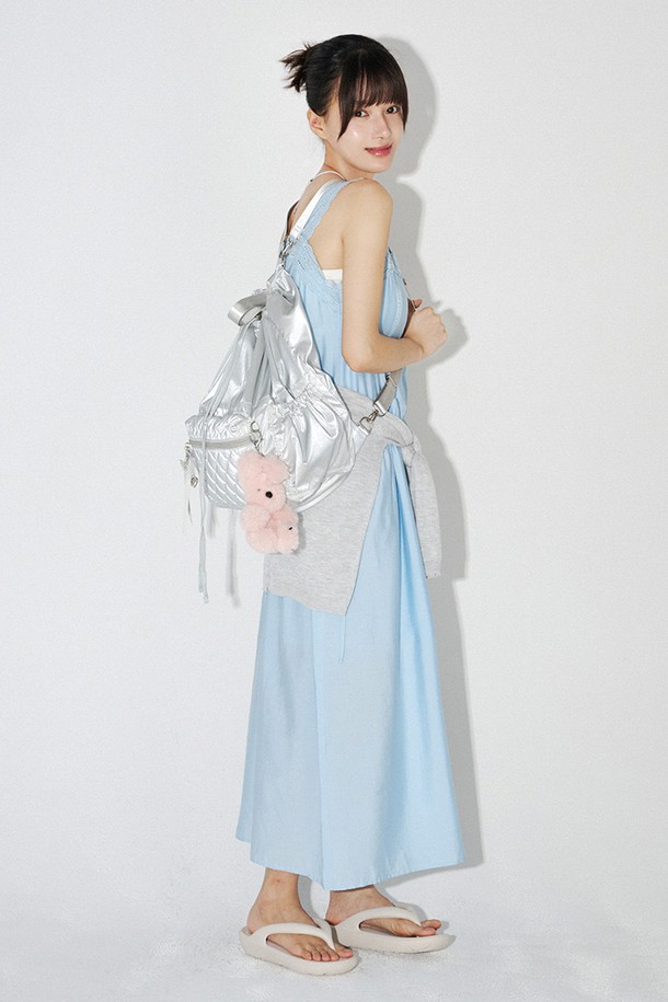 멜로 퀼팅 백팩 (실버)은 여성스러운 스타일을 강조하는 미디엄 사이즈 백팩입니다. 글로시한 광택과 메탈릭 패브릭, 퀼팅 디자인이 어우러져 클래식하면서도 미니멀한 매력을 선사합니다. 내부 포켓과 iPad 수납으로 실용성을 높였으며, 4WAY 연출이 가능하여 다양한 스타일을 소화할 수 있습니다. 데이트룩, 쇼핑룩, 여행룩에 모두 잘 어울리며, 크로스백, 숄더백, 토트백으로 변형하여 활용할 수 있습니다. 멜로 퀼팅 백팩은 카라비너 이중 잠금과 내구성이 우수한 소재로 제작되어 소지품을 안전하게 보호하며, 전면 지퍼 포켓과 양 사이드 오픈 포켓으로 넉넉한 수납공간을 제공합니다.
