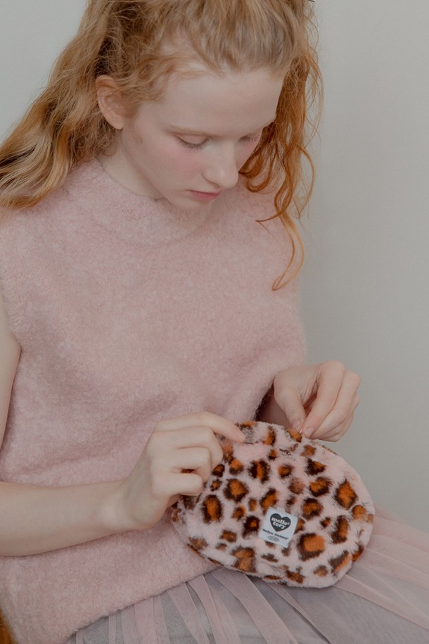 레오파드 핑크 패턴이 돋보이는 여성용 핸디 파우치입니다. 부드러운 퍼 소재와 귀여운 반원 디자인, 브라스 및 스틸 하드웨어의 조화가 돋보입니다. 폴리에스테르와 나일론 혼방으로 제작되어 내구성을 높였으며, 18cm x 14cm x 6.5cm 크기로 스몰 사이즈입니다. 내부 포켓이 있어 실용적이며, 지퍼형 잠금 방식으로 내용물을 안전하게 보관할 수 있습니다. 데이트룩, 카페룩, 모임룩 등 걸리시, 캐주얼, 로맨틱 스타일 연출에 활용하기 좋습니다. 안감은 100% 나일론입니다.
