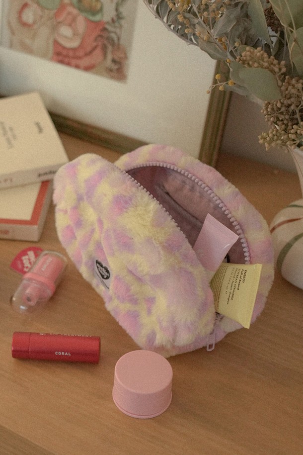 레오파드 패턴이 돋보이는 아이보리 컬러의 핸디 파우치입니다. 부드러운 퍼 소재와 브라스 및 스틸 하드웨어 장식으로 걸리시, 클래식, 미니멀한 스타일을 연출합니다. 반원 모양에 컴팩트한 스몰 사이즈로, 데이트룩, 카페룩, 모임룩 등 다양한 TPO에 활용하기 좋습니다. 지퍼형 잠금 방식이며, 내부 포켓이 있어 수납력을 높였습니다. 핑크 컬러도 준비되어 있습니다.