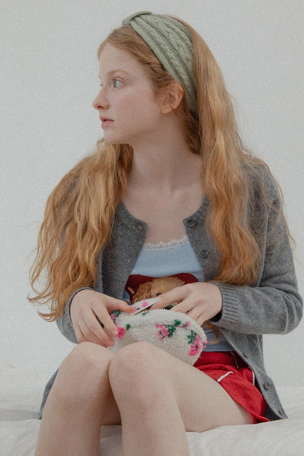 플라워 아이보리 패턴의 핸디 파우치입니다. 부드러운 보아 소재와 18cm x 14cm x 6.5cm의 미디엄 사이즈로, 여성분들을 위한 로맨틱, 캐주얼, 미니멀 스타일 연출에 적합합니다. 내부 포켓이 있어 수납이 용이하며, 데이트룩, 카페룩, 여행룩 등 다양한 TPO에 활용하기 좋습니다. 플라워 패턴과 아이보리 컬러, 타원형 디자인이 특징이며, 브라스 및 스틸 하드웨어, 나일론 안감으로 마감되었습니다.
