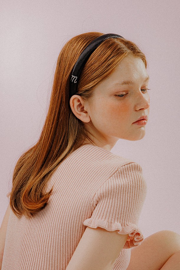 슬림 스톤 사틴 헤어밴드 (블랙)는 부드러운 촉감의 사틴 소재로 제작되어 은은한 광택이 특징입니다. 폭 2cm, 둘레 40cm의 슬림한 디자인에 양쪽 스톤 장식과 이니셜, 하트 모티프가 더해져 여성스러운 무드를 연출합니다. 데이트룩, 모임룩, 카페룩 등 다양한 TPO에 활용 가능하며, 미니멀, 클래식, 걸리시 스타일을 즐겨 입는 분들께 추천합니다. 핸드메이드로 제작되어 더욱 특별한 소장 가치를 지닙니다.
