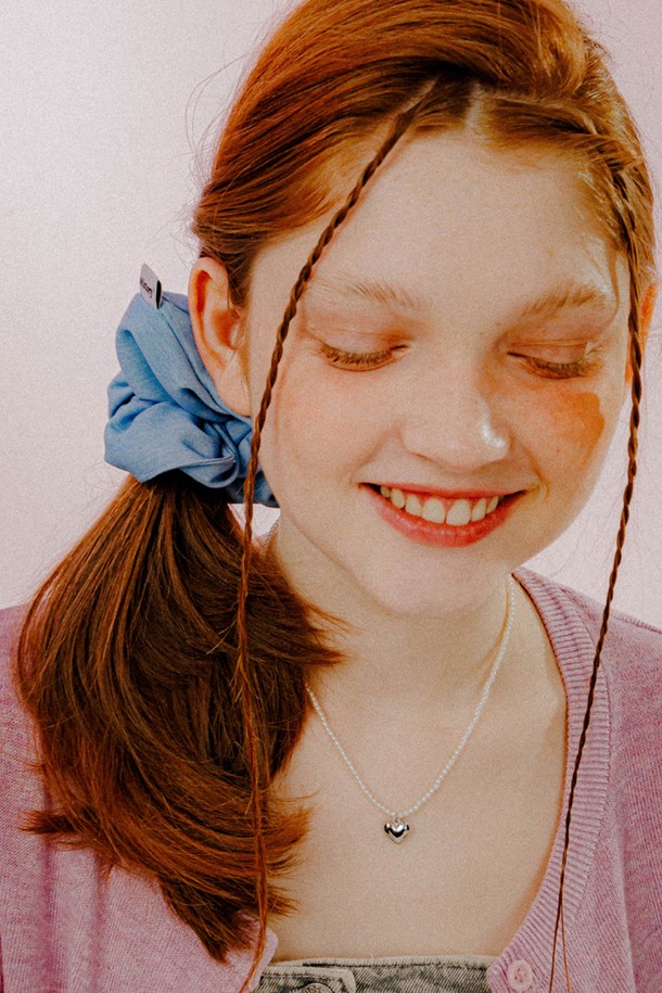 베이직 데님 스크런치 (스카이블루)는 데님 소재를 활용하여 캐주얼하고 트렌디한 스타일을 연출하는 여성 헤어 스크런치입니다. 스카이블루 컬러의 데님 소재는 어떤 룩에도 잘 어울리며 산뜻한 포인트를 더합니다. 13cm의 적당한 사이즈로 제작되어 머리를 간편하게 묶을 수 있으며, 심플한 베이직 디자인은 유행을 타지 않고 오랫동안 착용할 수 있습니다. 멜로토리 더블 우븐 라벨 디테일이 더해져 미니멀한 감성을 강조하며, 동네 마실룩이나 카페룩에 잘 어울립니다.
