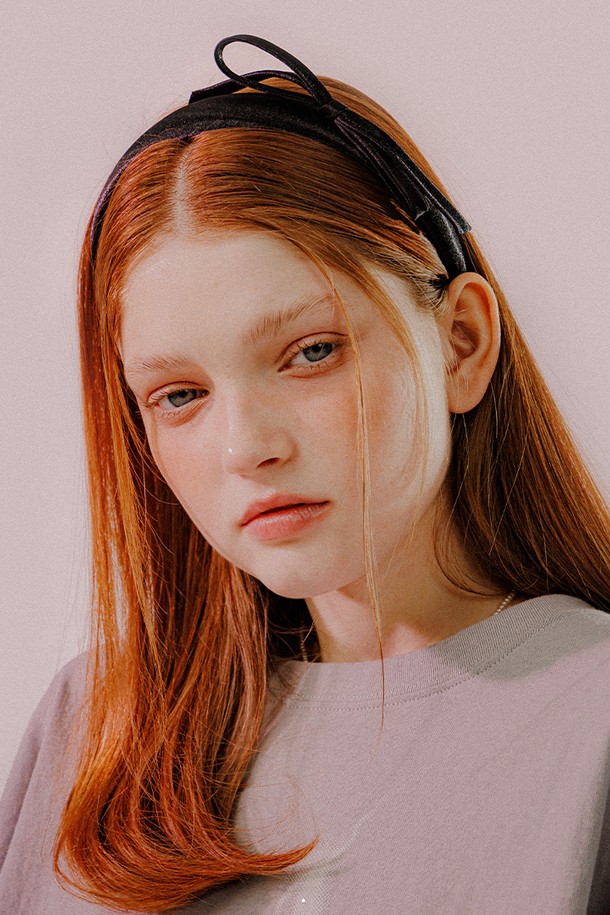 세련된 무드를 연출하는 와이드 리본 사틴 헤어 밴드 (블랙)입니다. 부드러운 촉감의 폴리에스터 사틴 소재와 브라스 소재의 조화가 돋보이며, 은은한 광택감이 우아한 분위기를 더합니다. 로맨틱, 클래식, 미니멀 스타일 어디에도 잘 어울리며, 데이트룩, 카페룩, 모임룩 등 다양한 TPO에 활용할 수 있습니다. 볼륨감 있는 리본 디자인과 브랜드 각인 디테일이 특징이며, 수작업으로 제작되어 섬세함을 더했습니다. 사이즈 조절이 가능하여 편안하게 착용할 수 있습니다.
