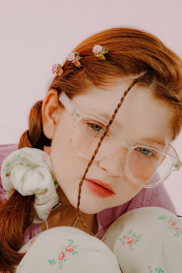 아이보리 컬러의 로즈 소프트 스크런치는 걸리시하고 트렌디한 스타일을 연출합니다. 부드러운 폴리에스테르 소재로 제작되어 포근한 촉감을 선사하며, 지름 15cm 크기로 머리 전체를 풍성하게 감싸줍니다. 로즈 플라워 패턴이 사랑스러운 무드를 더하며, 데이트룩, 카페룩, 모임룩 등 다양한 TPO에 활용하기 좋습니다. 핸드메이드 제작으로 섬세함을 더했으며, 양면 직조라벨 디테일이 돋보입니다.
