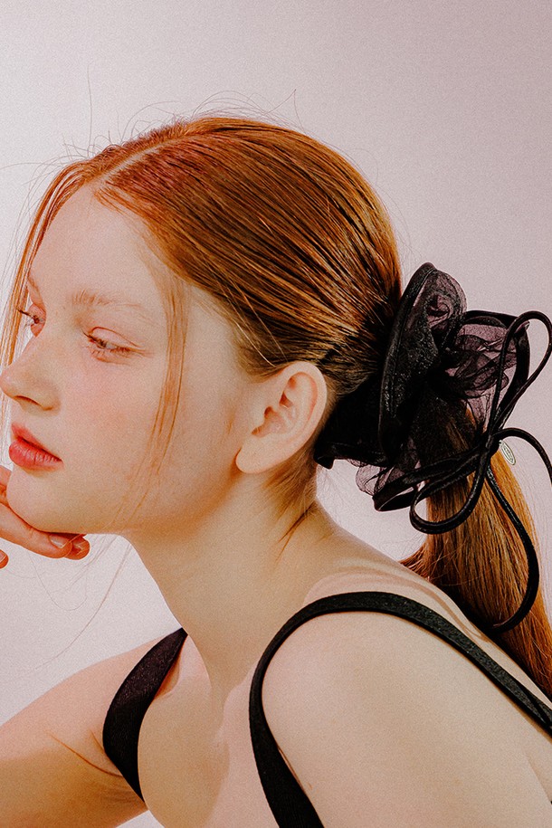 "리본 트리밍 시스루 스크런치 (블랙)"는 로맨틱하고 페미닌한 스타일을 연출하는 제품입니다. 시스루 원단과 새틴 트리밍, 리본 장식이 특징이며, 블랙 컬러로 세련된 분위기를 더합니다. 지름 16cm, 리본 13.5 x 17cm 사이즈로 제작되었으며, 브라스 소재의 메탈 디테일이 고급스러움을 더합니다. 데이트룩, 카페룩, 모임룩에 어울리며, 수작업으로 정교하게 제작되어 소장 가치를 높입니다.
