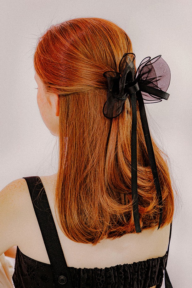 "리본 시스루 헤어핀 (블랙)"은 여성스러운 분위기를 연출하는 헤어핀입니다. 블랙 색상의 시스루 원단과 리본 테이프 디자인이 조화롭게 어우러져 걸리시, 로맨틱, 클래식 스타일을 완성합니다. 가로 16cm, 세로 31cm 크기로, 리본 라인이 포인트로 드리워져 있으며, 중앙 라인에는 멜로토리 각인이 새겨져 있습니다. 데이트룩, 카페룩, 모임룩 등 다양한 TPO에 활용 가능하며, 수작업으로 제작되어 부분별 약간의 차이가 있을 수 있습니다.
