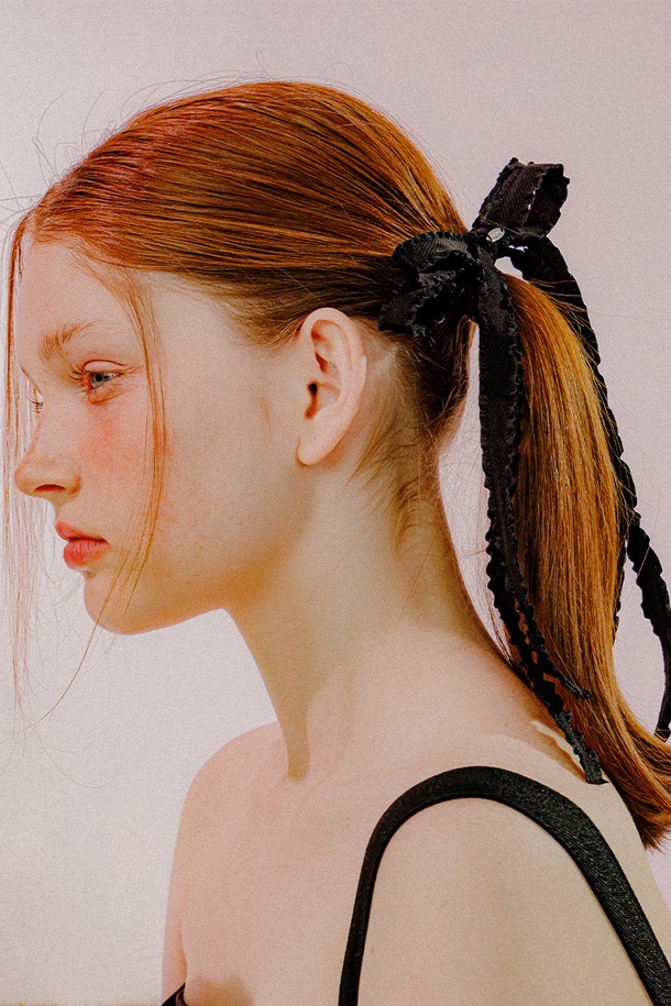 더블 리본 헤어핀 (블랙)은 우아한 스타일을 연출해주는 여성 헤어핀입니다. 폴리에스터, 브라스, 스틸 소재로 제작되었으며, 가로 15cm, 세로 25cm, 두께 1.5cm의 넉넉한 사이즈입니다. 더블 레이어드 리본 디자인과 테이프 디테일, 중앙 라인 인그레이빙 장식이 돋보이며, 수작업으로 섬세하게 제작되었습니다. 데이트룩, 모임룩, 파티룩에 잘 어울리며, 클래식, 걸리시, 로맨틱 스타일을 즐기는 분들께 추천합니다.
