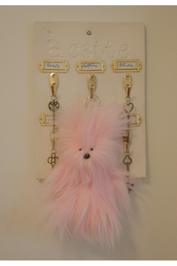 로로 래빗 키링 (라이트핑크)는 부드러운 퍼 소재로 제작된 사랑스러운 토끼 캐릭터 키링입니다. 라이트 핑크 색상과 아기자기한 리본 장식이 걸리시하고 캐주얼한 스타일을 연출합니다. 가방이나 열쇠에 달아 장식용으로 사용하기 좋으며, 일상생활에 포인트를 더해줍니다. 귀여운 토끼 디자인으로 많은 사랑을 받을 상품입니다.
