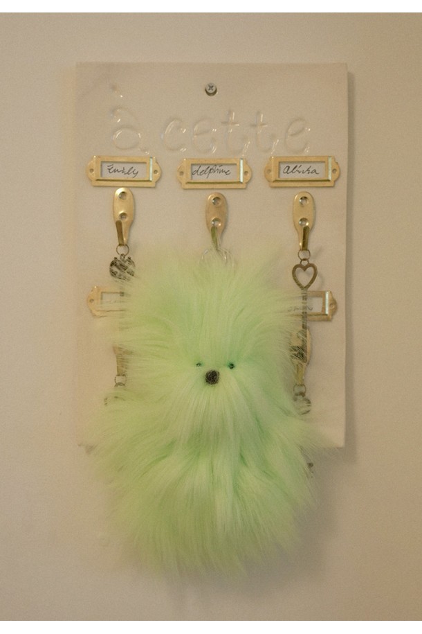 상큼한 라임 컬러의 로로 래빗 키링입니다. 부드러운 퍼 소재로 제작되어 포근한 느낌을 주며, 캐주얼한 스타일에 잘 어울립니다. 토끼 모양 디자인에 귀여운 태슬 장식이 더해져 포인트를 줍니다. 가방이나 열쇠에 달아 개성 넘치는 스타일을 연출해보세요. 일상생활에서 귀엽게 사용할 수 있는 키링 장식입니다.
