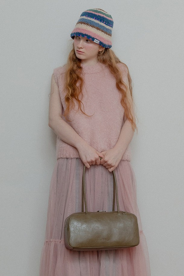 세련된 디자인의 여성용 '트윈 바게트 백' (카키)입니다. 부드러운 비건 가죽 소재와 폴리우레탄 소재로 제작되어 고급스러운 느낌을 선사합니다. 사각 쉐입에 지퍼형 잠금 방식으로 소지품을 안전하게 보관하며, 내부 지퍼 포켓과 오픈 포켓으로 실용성을 더했습니다. 미니백 참이 포함되어 있으며, 꽃무늬 안감으로 은은한 포인트를 주어 데이트룩, 쇼핑룩 등 다양한 스타일에 매치하기 좋습니다. 클래식, 미니멀, 캐주얼 스타일을 즐겨 입는 여성분들께 추천합니다.
