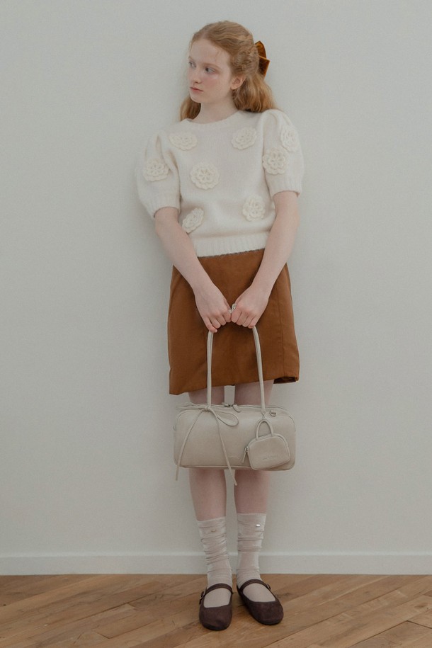 "트윈 바게트 백 (라이트 그레이)"은 부드러운 비건 가죽 소재의 여성용 바게트백입니다. 은은한 광택과 리본 스트랩, 미니백 참 장식이 걸리시, 클래식, 로맨틱 스타일을 연출하며 데이트룩, 카페룩에 잘 어울립니다. 사각 디자인에 플라워 패턴 안감으로 포인트를 더하고, 내부에는 지퍼 포켓과 오픈 포켓이 있어 수납력을 높였습니다. 경량 디자인으로 편안하게 들 수 있으며, 미니백 참 수납공간까지 갖춰 실용성을 더했습니다. 브라스 하드웨어로 마감하여 고급스러운 느낌을 선사합니다.
