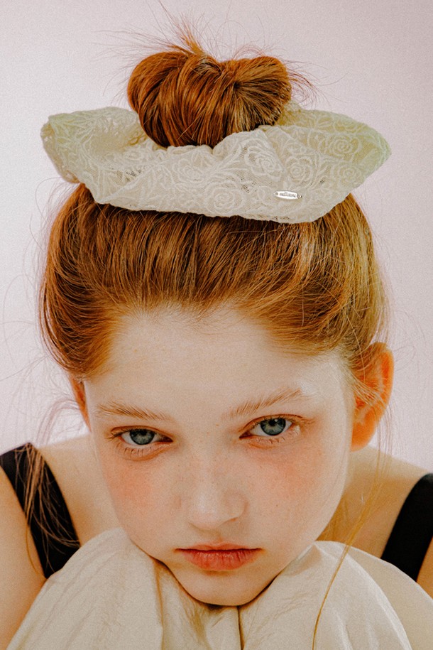 로즈 레이스 스크런치 (크림)는 여성스러운 스타일을 완성해 줄 헤어 액세서리입니다. 크림 컬러의 폴리에스터 레이스 소재에 브라스 소재의 섬세한 로즈 패턴이 더해져 우아한 분위기를 자아냅니다. 17cm의 적당한 사이즈로 제작되었으며, 레이스 디자인 장식과 중앙 라인 디테일 각인으로 고급스러움을 더했습니다. 데이트룩, 카페룩, 모임룩 등 다양한 TPO에 활용 가능하며, 로맨틱, 클래식, 걸리시 스타일을 즐겨 입는 여성분들께 추천합니다. 여성스럽고 순수한 무드를 연출해 보세요.
