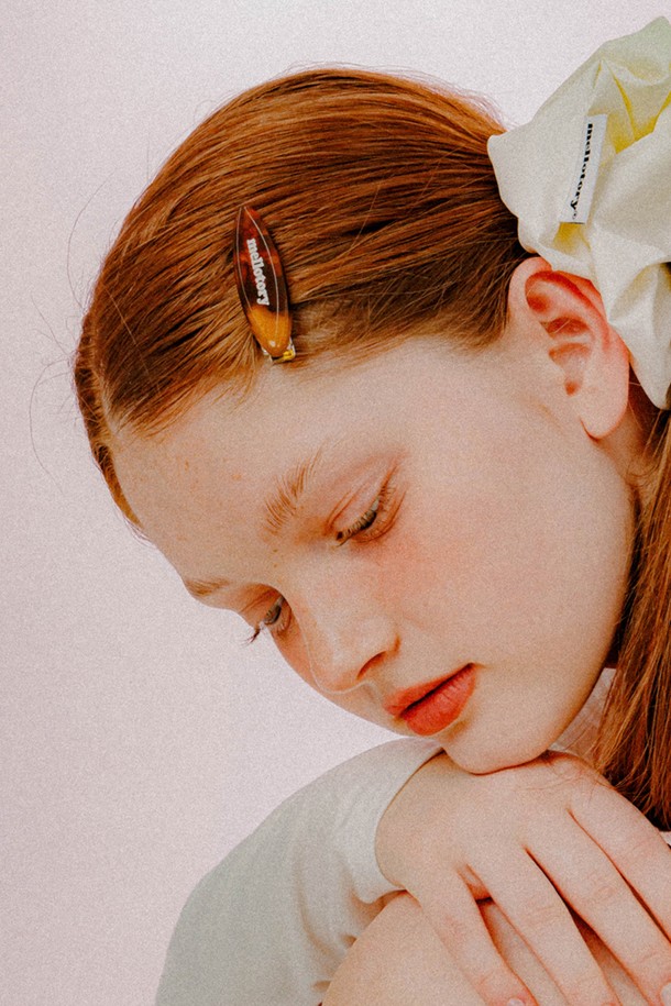 세련된 스타일을 완성하는 로고 헤어핀 세트입니다. 실버와 브라운 두 가지 색상으로 출시되었으며, 포마이카와 스틸 소재를 사용하여 견고함을 더했습니다. 타원형 바디에 시그니처 로고 디자인을 담았으며, 핸드메이드 공정으로 제작되어 소장 가치를 높였습니다. 5.8cm x 5cm 크기의 집게형 헤어핀 2개 세트로 구성되어 있으며, 열과 충격에 유의하여 사용하고, 오염 시 국소 부위를 닦아 관리하십시오.
