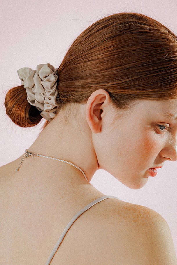 아이보리 컬러의 셔링 사틴 스크런치는 여성스러운 헤어 스타일을 연출해 줍니다. 부드러운 폴리에스터 사틴 소재에 수작업 셔링 디테일을 더해 럭셔리한 무드를 선사합니다. 지름 9cm 사이즈로, 헤어타이 기능과 함께 은은한 광택감을 즐길 수 있습니다. 멜로토리 각인 장식이 중앙 라인에 새겨져 고급스러움을 더하며, 데이트룩, 모임룩 등 다양한 TPO에 활용하기 좋습니다. 클래식, 미니멀, 로맨틱 스타일을 즐기는 분들께 추천합니다.
