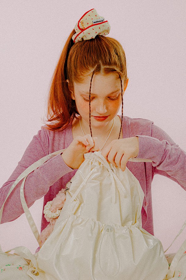 [튤립 코튼 스크런치]는 사랑스러운 튤립 패턴이 돋보이는 헤어 액세서리입니다. 워싱 코튼 소재로 제작되어 부드러운 촉감을 선사하며, 걸리시하고 로맨틱한 스타일을 연출합니다. 15CM 사이즈로, 데이트룩 또는 봄 소풍룩에 포인트를 더하기 좋습니다. 붉은색 파이핑 디테일과 양면 직조라벨이 디자인의 완성도를 높입니다. 
