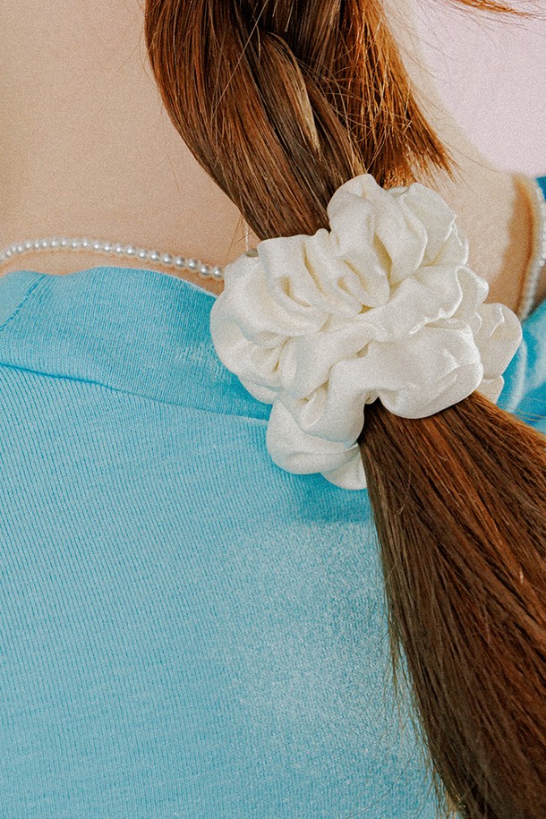 미니 셔링 사틴 스크런치 (아이보리)는 부드러운 촉감과 은은한 광택감이 돋보이는 아이보리 컬러의 헤어 액세서리입니다. 페미닌한 무드를 연출하는 셔링 디테일과 수작업으로 섬세하게 제작된 디자인이 특징입니다. 폴리에스터와 브라스 소재로 제작되었으며, 미니 사이즈로 일상에서 부담 없이 착용 가능합니다. 헤어타이 또는 팔찌로 활용할 수 있으며, 센터라인 각인 포인트는 고급스러움을 더합니다. 데이트룩, 카페룩, 모임룩 등 다양한 TPO에 클래식, 미니멀, 로맨틱 스타일을 더해 여성스러운 분위기를 연출해 보세요.
