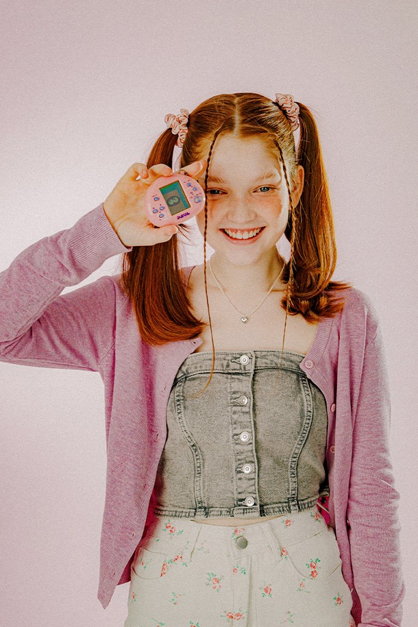 미니 셔링 사틴 스크런치 (라이트핑크)는 부드러운 폴리에스터와 브라스 소재로 제작된 헤어 액세서리입니다. 미니 사이즈에 셔링 디테일이 더해져 걸리시, 로맨틱, 미니멀 스타일을 연출하기 좋습니다. 라이트핑크 컬러로 데이트룩, 카페룩, 모임룩 등 다양한 TPO에 활용할 수 있습니다. 수작업으로 제작되어 제품마다 약간의 차이가 있을 수 있으며, 금속 부분은 변색될 수 있으니 주의하여 관리해주세요. 변형과 손상을 방지하기 위해 섬세한 관리가 필요합니다.
