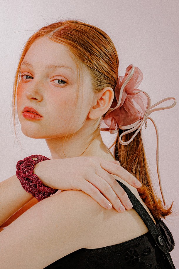 "리본 트리밍 시스루 스크런치 (딥핑크)"는 페미닌하고 로맨틱한 무드를 연출하는 여성 헤어 액세서리입니다. 딥핑크 컬러의 무지 디자인으로, 데이트룩, 카페룩, 모임룩 등 다양한 TPO에 활용하기 좋습니다. 직경 16cm, 리본 13.5*17cm 사이즈이며, 은은한 광택감의 새틴 트리밍과 투명한 원단이 특징입니다. 폴리에스터와 브라스 소재로 제작되었으며, 긴 리본 라인과 중앙 라인 각인 디테일이 돋보입니다. 로맨틱하고 클래식한 스타일을 선호하는 분들께 추천합니다.
