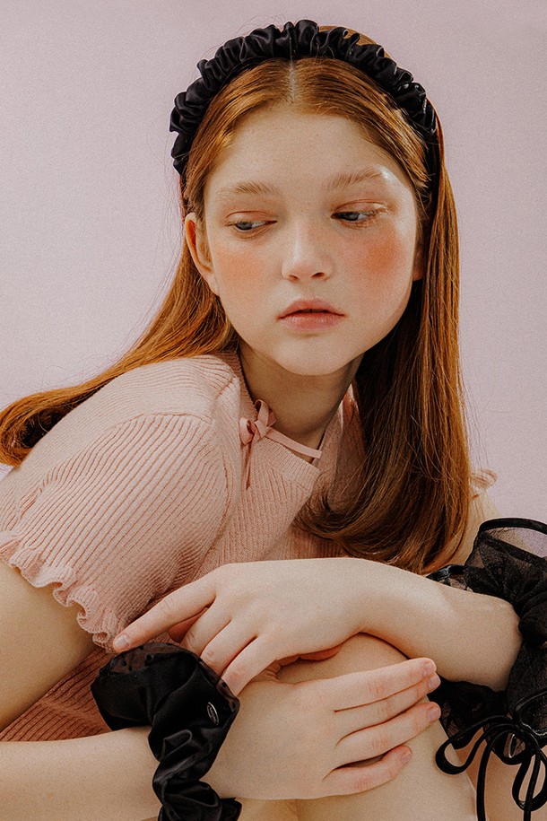 세련된 셔링 디테일이 돋보이는 셔링 사틴 헤어 밴드 (블랙)입니다. 부드러운 폴리에스터와 브라스 소재로 제작되어 편안한 착용감을 선사하며, 은은한 광택의 사틴 소재가 고급스러운 분위기를 더합니다. 우아한 셔링 디자인과 사이드라인 각인 디테일이 돋보이며, 둘레 38cm, 폭 15cm, 두께 1.5cm 사이즈로 제작되었습니다. 데이트룩, 카페룩, 모임룩 등 다양한 TPO에 활용하여 클래식, 미니멀, 로맨틱 스타일을 연출할 수 있습니다.
