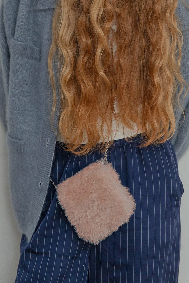 **시어링 퍼 미니백 (딥핑크)**

세련된 딥핑크 컬러의 여성용 미니백입니다. 부드러운 시어링 퍼 소재와 경량 디자인으로 제작되어, 데이트룩, 모임룩, 파티룩 등 다양한 TPO에 활용하기 좋습니다. 클래식, 걸리시, 미니멀 스타일을 추구하는 분들께 추천하며, 사각 쉐입에 체인 스트랩과 로고 라벨 디테일이 더해져 고급스러운 분위기를 연출합니다. 120cm 길이의 체인 스트랩은 크로스백으로도 활용 가능하며, 마그네틱형 잠금 방식으로 편리하게 사용할 수 있습니다.
