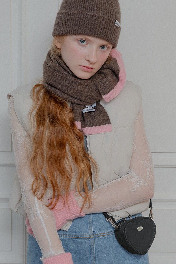 세련된 스타일을 완성할 하트 스웨이드 미니백 (블랙)입니다. 부드러운 합성가죽과 스웨이드 소재로 제작되어 고급스러운 분위기를 자아냅니다. 하트 쉐입에 하트 메달 엠보싱 디테일이 돋보이며, 2종 스트랩(기본 스웨이드, 메탈 체인) 구성으로 다양한 스타일 연출이 가능합니다. 내부에는 꽃무늬 안감이 덧대어져 있으며, 참 장식을 걸 수 있는 백 링이 있어 개성 있는 연출도 가능합니다. 데이트룩, 모임룩, 파티룩 등 여성스러운 스타일을 완성하고 싶을 때 완벽한 선택이 될 것입니다.
