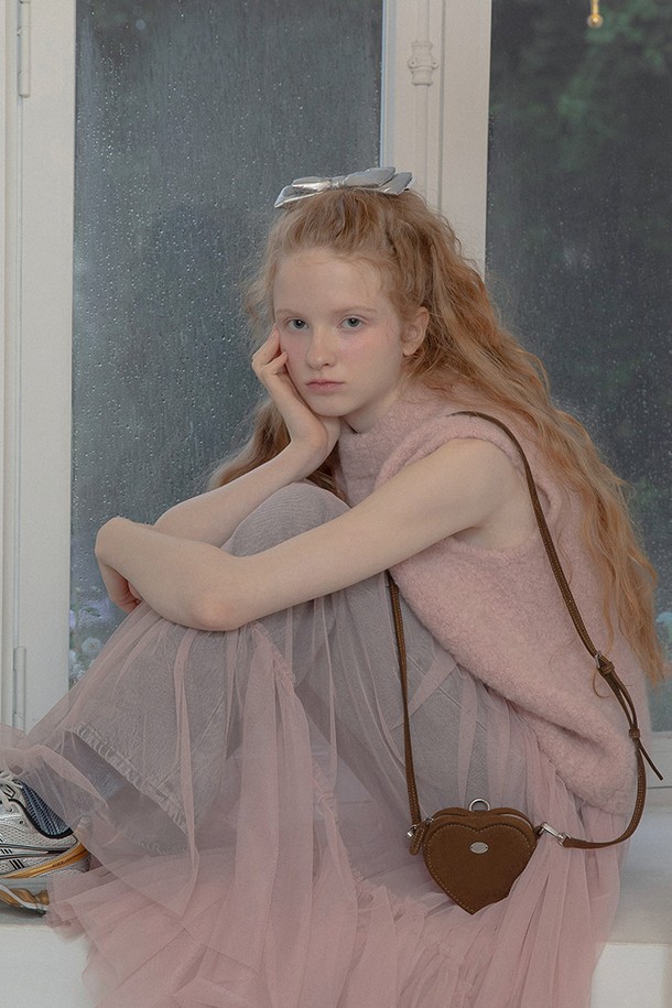 사랑스러운 하트 디자인이 돋보이는 브라운 컬러의 하트 스웨이드 미니백입니다. 부드러운 스웨이드와 합성가죽 소재로 제작되었으며, 미니멀한 사이즈로 데이트룩, 모임룩, 카페룩 등 다양한 TPO에 잘 어울립니다. 걸리시, 로맨틱, 클래식 스타일을 연출하기에 제격이며, 탈부착 가능한 스트랩과 체인 스트랩, 하트 메달 장식이 더해져 여성스러움을 더했습니다. 지퍼형 잠금 방식으로 소지품을 안전하게 보관할 수 있으며, 백 포켓과 꽃무늬 안감, 더스트백과 패키지 박스, 이중 스트랩까지 갖춰 실용성 또한 놓치지 않았습니다.
