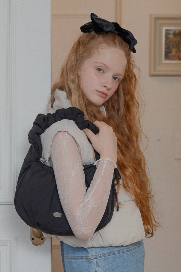 세련된 디자인의 투웨이 워시드 패딩 백 (블랙)입니다. 부드러운 패딩 디자인과 핸드스티치 디테일이 돋보이며, 메탈 로고 장식이 고급스러움을 더합니다. 넉넉한 수납 공간을 제공하는 미디엄 사이즈의 가방으로, 내부 지퍼 포켓과 오픈 포켓이 있어 실용적입니다. 토트백, 숄더백, 크로스백으로 활용 가능한 투웨이 스트랩과 95cm 길이의 스트랩으로 다양한 스타일을 연출할 수 있습니다. 나일론과 폴리에스테르 소재로 제작되어 가볍고 편안하며, 지퍼형 잠금 방식으로 내용물을 안전하게 보호합니다.
