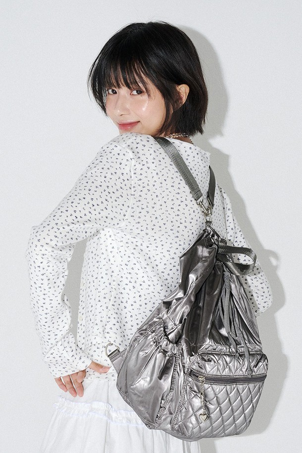 세련된 멜로 퀼팅 백팩 (딥그레이)입니다. 나일론과 폴리에스테르 소재로 제작되어 가볍고 방수 기능까지 갖춰 실용적입니다. 4way 컨버터블 디자인으로 다양한 스타일 연출이 가능하며, 태블릿 수납 공간과 내부 지퍼 포켓, 측면 오픈 포켓 등 수납력도 뛰어납니다. 딥그레이 컬러의 사각 디자인에 퀼팅 디테일과 리본, 참 장식이 더해져 여성스러운 분위기를 자아냅니다. 탈부착 가능한 어깨끈과 측면 라벨 디테일로 편의성을 높였으며, 여행, 산책, 출근 등 폭넓은 TPO에 캐주얼, 미니멀, 클래식 스타일을 연출하기 좋습니다.
