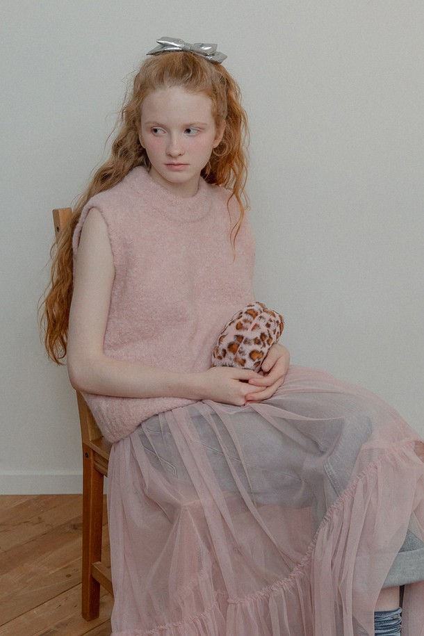 레오파드 핑크 패턴이 돋보이는 여성용 핸디 파우치입니다. 부드러운 퍼 소재와 귀여운 반원 디자인, 브라스 및 스틸 하드웨어의 조화가 돋보입니다. 폴리에스테르와 나일론 혼방으로 제작되어 내구성을 높였으며, 18cm x 14cm x 6.5cm 크기로 스몰 사이즈입니다. 내부 포켓이 있어 실용적이며, 지퍼형 잠금 방식으로 내용물을 안전하게 보관할 수 있습니다. 데이트룩, 카페룩, 모임룩 등 걸리시, 캐주얼, 로맨틱 스타일 연출에 활용하기 좋습니다. 안감은 100% 나일론입니다.
