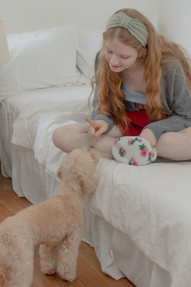 플라워 아이보리 패턴의 핸디 파우치입니다. 부드러운 보아 소재와 18cm x 14cm x 6.5cm의 미디엄 사이즈로, 여성분들을 위한 로맨틱, 캐주얼, 미니멀 스타일 연출에 적합합니다. 내부 포켓이 있어 수납이 용이하며, 데이트룩, 카페룩, 여행룩 등 다양한 TPO에 활용하기 좋습니다. 플라워 패턴과 아이보리 컬러, 타원형 디자인이 특징이며, 브라스 및 스틸 하드웨어, 나일론 안감으로 마감되었습니다.
