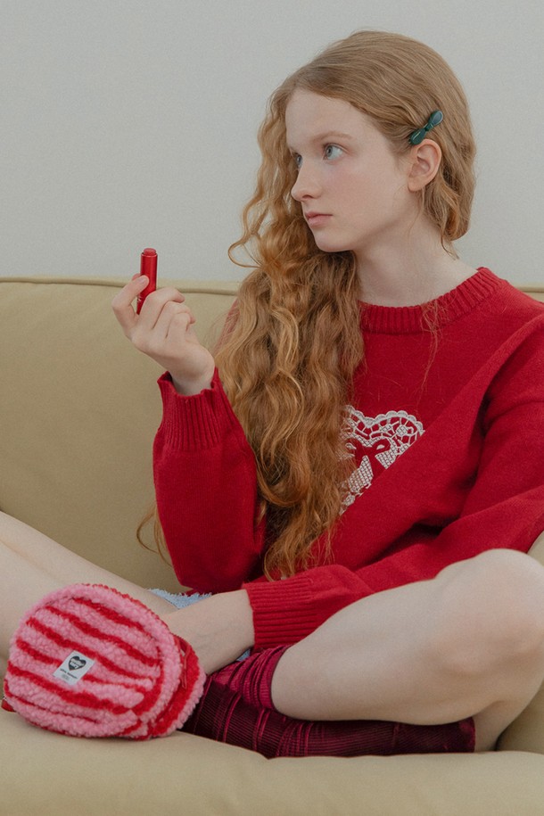 "패턴 핸디 파우치 (스트라이프 레드)"는 여성스러운 스타일을 연출하기 좋은 미디엄 사이즈의 파우치입니다. 레드 컬러 바탕에 스트라이프 패턴이 더해져 산뜻한 인상을 주며, 부드러운 드레이핑과 귀여운 디자인이 특징입니다. 폴리에스터와 나일론 혼방 소재로 제작되어 내구성이 뛰어나며, 내부 포켓이 있어 실용성을 더했습니다. 가로 18cm, 세로 14cm, 폭 6.5cm로, 데이트룩, 쇼핑룩, 카페룩 등 다양한 TPO에 활용하기 좋습니다. 캐주얼, 걸리시, 미니멀 스타일을 즐겨 입는 분들께 추천합니다. 하드웨어는 브라스/스틸 소재로 마감되었습니다.
