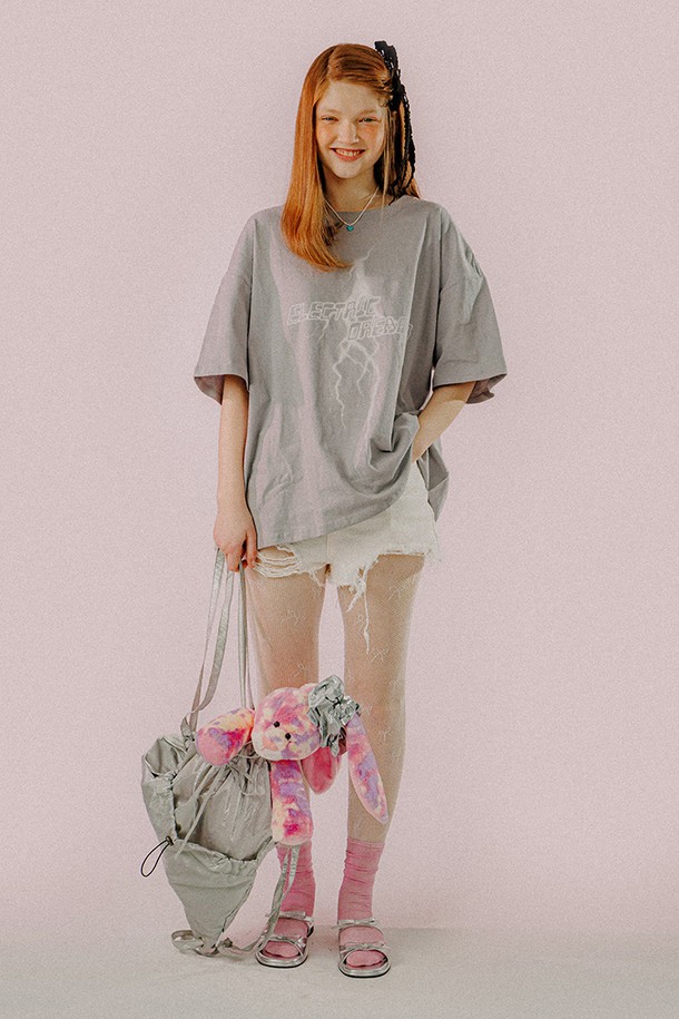 메탈릭 광택이 돋보이는 실버 컬러의 여성용 스트링 백입니다. 폴리에스터, 아크릴, 브라스, 스틸 소재로 제작되었으며, 미디엄 사이즈의 사각 쉐입에 리본, 스트링, 자수, D링 등의 디자인 장식이 더해졌습니다. 탈착 가능, 사이즈 조절, 키팅 기능과 외부/내부 포켓, 조절 가능한 스트랩, 양면 직조 라벨이 특징이며, 스토퍼나 조임용 끈으로 잠금 방식을 조절할 수 있습니다.
