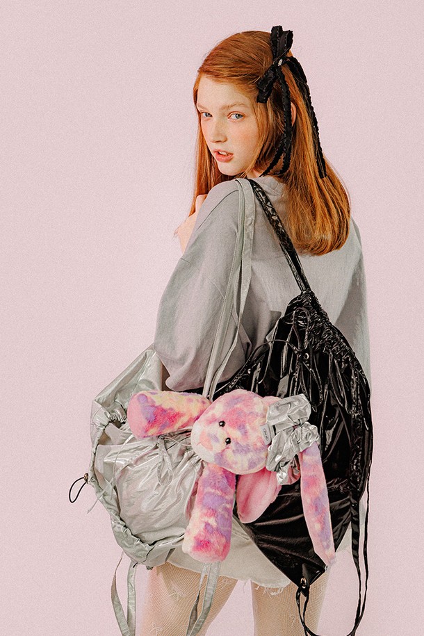 메탈릭 스트링 백 (블랙)은 여성용 스트링백으로, 캐주얼, 미니멀, 걸리시 스타일을 연출하기에 좋습니다. 폴리에스터, 아크릴, 브라스, 스틸 소재를 사용하여 제작되었으며, 미디엄 사이즈의 버킷 형태입니다. 블랙, 아이보리, 핑크, 카키, 실버 등 다양한 컬러 옵션을 제공하며, 리본 장식이 포인트입니다. 사이즈 조절 및 탈부착이 가능하며, 외부 스토퍼 포켓, 내부 포켓, D링 장식, 시그니처 자수, 양면 라벨, 메탈릭 광택 등의 특징을 가지고 있습니다. 데이트룩, 쇼핑룩, 여행룩에 매치하여 스타일리시함을 더해보세요.
