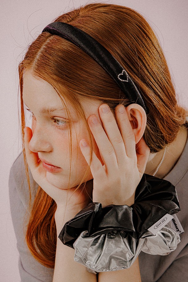 슬림 스톤 사틴 헤어밴드 (블랙)는 부드러운 촉감의 사틴 소재로 제작되어 은은한 광택이 특징입니다. 폭 2cm, 둘레 40cm의 슬림한 디자인에 양쪽 스톤 장식과 이니셜, 하트 모티프가 더해져 여성스러운 무드를 연출합니다. 데이트룩, 모임룩, 카페룩 등 다양한 TPO에 활용 가능하며, 미니멀, 클래식, 걸리시 스타일을 즐겨 입는 분들께 추천합니다. 핸드메이드로 제작되어 더욱 특별한 소장 가치를 지닙니다.
