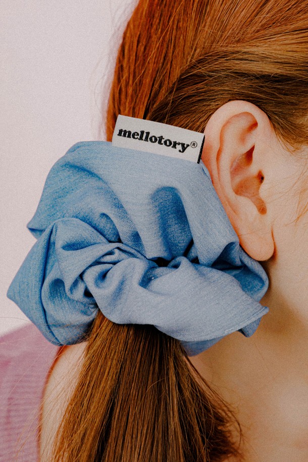 베이직 데님 스크런치 (스카이블루)는 데님 소재를 활용하여 캐주얼하고 트렌디한 스타일을 연출하는 여성 헤어 스크런치입니다. 스카이블루 컬러의 데님 소재는 어떤 룩에도 잘 어울리며 산뜻한 포인트를 더합니다. 13cm의 적당한 사이즈로 제작되어 머리를 간편하게 묶을 수 있으며, 심플한 베이직 디자인은 유행을 타지 않고 오랫동안 착용할 수 있습니다. 멜로토리 더블 우븐 라벨 디테일이 더해져 미니멀한 감성을 강조하며, 동네 마실룩이나 카페룩에 잘 어울립니다.
