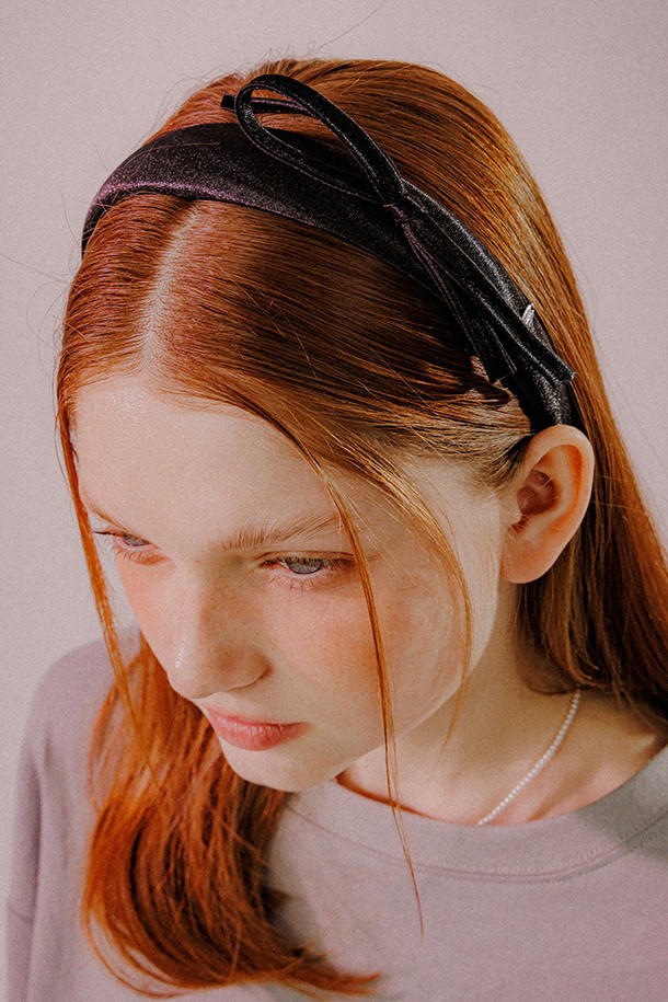 세련된 무드를 연출하는 와이드 리본 사틴 헤어 밴드 (블랙)입니다. 부드러운 촉감의 폴리에스터 사틴 소재와 브라스 소재의 조화가 돋보이며, 은은한 광택감이 우아한 분위기를 더합니다. 로맨틱, 클래식, 미니멀 스타일 어디에도 잘 어울리며, 데이트룩, 카페룩, 모임룩 등 다양한 TPO에 활용할 수 있습니다. 볼륨감 있는 리본 디자인과 브랜드 각인 디테일이 특징이며, 수작업으로 제작되어 섬세함을 더했습니다. 사이즈 조절이 가능하여 편안하게 착용할 수 있습니다.
