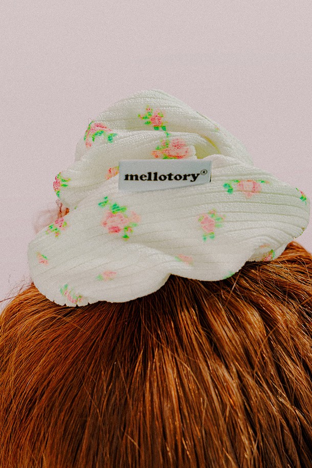 아이보리 컬러의 로즈 소프트 스크런치는 걸리시하고 트렌디한 스타일을 연출합니다. 부드러운 폴리에스테르 소재로 제작되어 포근한 촉감을 선사하며, 지름 15cm 크기로 머리 전체를 풍성하게 감싸줍니다. 로즈 플라워 패턴이 사랑스러운 무드를 더하며, 데이트룩, 카페룩, 모임룩 등 다양한 TPO에 활용하기 좋습니다. 핸드메이드 제작으로 섬세함을 더했으며, 양면 직조라벨 디테일이 돋보입니다.
