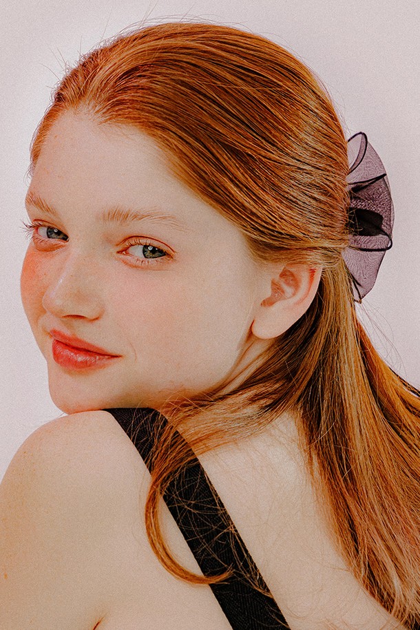 "리본 시스루 헤어핀 (블랙)"은 여성스러운 분위기를 연출하는 헤어핀입니다. 블랙 색상의 시스루 원단과 리본 테이프 디자인이 조화롭게 어우러져 걸리시, 로맨틱, 클래식 스타일을 완성합니다. 가로 16cm, 세로 31cm 크기로, 리본 라인이 포인트로 드리워져 있으며, 중앙 라인에는 멜로토리 각인이 새겨져 있습니다. 데이트룩, 카페룩, 모임룩 등 다양한 TPO에 활용 가능하며, 수작업으로 제작되어 부분별 약간의 차이가 있을 수 있습니다.
