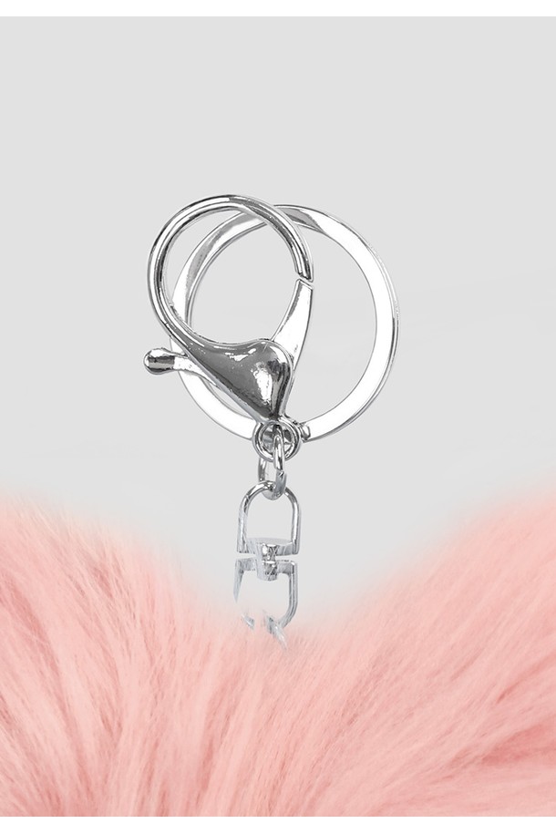 로로 래빗 키링 (라이트핑크)는 부드러운 퍼 소재로 제작된 사랑스러운 토끼 캐릭터 키링입니다. 라이트 핑크 색상과 아기자기한 리본 장식이 걸리시하고 캐주얼한 스타일을 연출합니다. 가방이나 열쇠에 달아 장식용으로 사용하기 좋으며, 일상생활에 포인트를 더해줍니다. 귀여운 토끼 디자인으로 많은 사랑을 받을 상품입니다.
