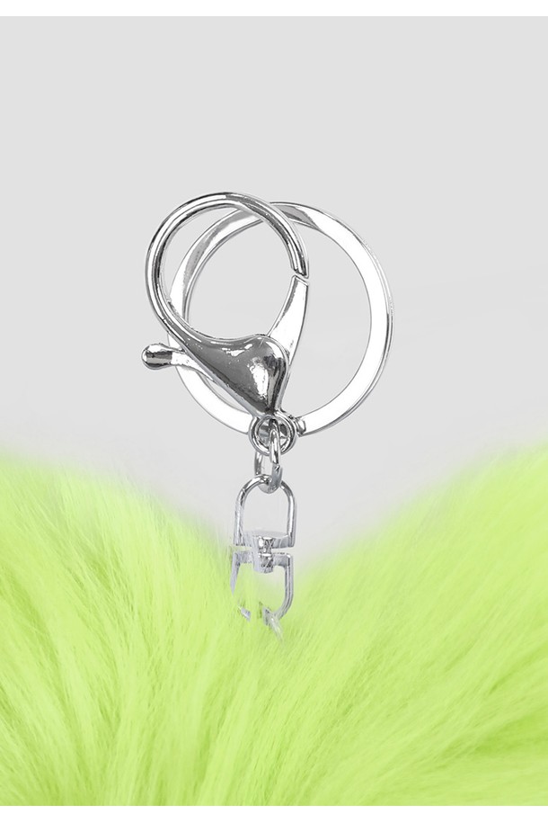 상큼한 라임 컬러의 로로 래빗 키링입니다. 부드러운 퍼 소재로 제작되어 포근한 느낌을 주며, 캐주얼한 스타일에 잘 어울립니다. 토끼 모양 디자인에 귀여운 태슬 장식이 더해져 포인트를 줍니다. 가방이나 열쇠에 달아 개성 넘치는 스타일을 연출해보세요. 일상생활에서 귀엽게 사용할 수 있는 키링 장식입니다.
