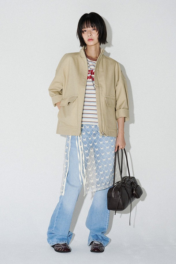 세련된 스타일을 연출하는 딥브라운 컬러의 트윈 바게트 백입니다. 폴리우레탄과 폴리에스터 소재로 제작되어 부드러운 촉감과 은은한 광택, 그레인 텍스처가 돋보입니다. 미디엄 사이즈의 사각 쉐입에 리본과 참 장식이 더해져 여성스러운 매력을 더하며, 지퍼형 잠금 방식으로 소지품을 안전하게 보관할 수 있습니다. 내부에는 지퍼 포켓과 오픈 포켓이 있어 실용적이며, 미니백 참이 포함되어 있어 포인트를 줄 수 있습니다. 데이트룩, 쇼핑룩 등 다양한 스타일에 클래식, 미니멀, 걸리시한 무드를 더해줄 아이템으로, 더스트백과 박스에 담겨 제공됩니다.
