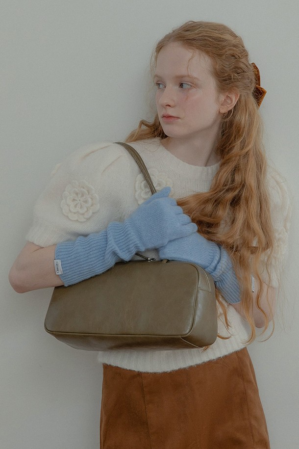 세련된 디자인의 여성용 '트윈 바게트 백' (카키)입니다. 부드러운 비건 가죽 소재와 폴리우레탄 소재로 제작되어 고급스러운 느낌을 선사합니다. 사각 쉐입에 지퍼형 잠금 방식으로 소지품을 안전하게 보관하며, 내부 지퍼 포켓과 오픈 포켓으로 실용성을 더했습니다. 미니백 참이 포함되어 있으며, 꽃무늬 안감으로 은은한 포인트를 주어 데이트룩, 쇼핑룩 등 다양한 스타일에 매치하기 좋습니다. 클래식, 미니멀, 캐주얼 스타일을 즐겨 입는 여성분들께 추천합니다.
