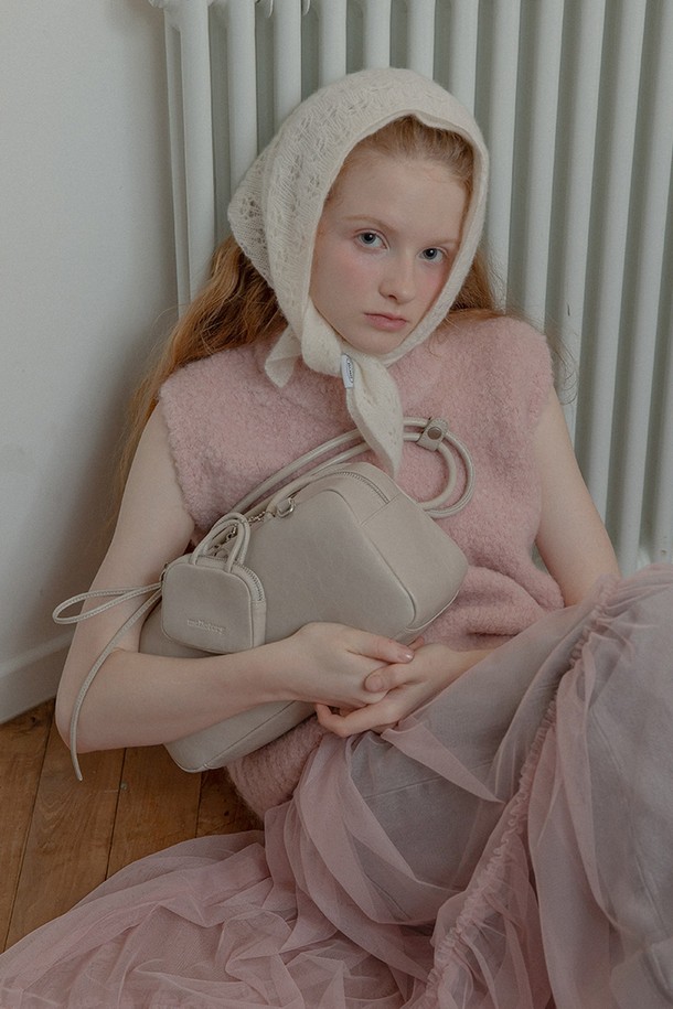 "트윈 바게트 백 (라이트 그레이)"은 부드러운 비건 가죽 소재의 여성용 바게트백입니다. 은은한 광택과 리본 스트랩, 미니백 참 장식이 걸리시, 클래식, 로맨틱 스타일을 연출하며 데이트룩, 카페룩에 잘 어울립니다. 사각 디자인에 플라워 패턴 안감으로 포인트를 더하고, 내부에는 지퍼 포켓과 오픈 포켓이 있어 수납력을 높였습니다. 경량 디자인으로 편안하게 들 수 있으며, 미니백 참 수납공간까지 갖춰 실용성을 더했습니다. 브라스 하드웨어로 마감하여 고급스러운 느낌을 선사합니다.
