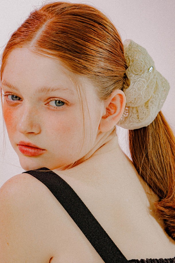 로즈 레이스 스크런치 (크림)는 여성스러운 스타일을 완성해 줄 헤어 액세서리입니다. 크림 컬러의 폴리에스터 레이스 소재에 브라스 소재의 섬세한 로즈 패턴이 더해져 우아한 분위기를 자아냅니다. 17cm의 적당한 사이즈로 제작되었으며, 레이스 디자인 장식과 중앙 라인 디테일 각인으로 고급스러움을 더했습니다. 데이트룩, 카페룩, 모임룩 등 다양한 TPO에 활용 가능하며, 로맨틱, 클래식, 걸리시 스타일을 즐겨 입는 여성분들께 추천합니다. 여성스럽고 순수한 무드를 연출해 보세요.
