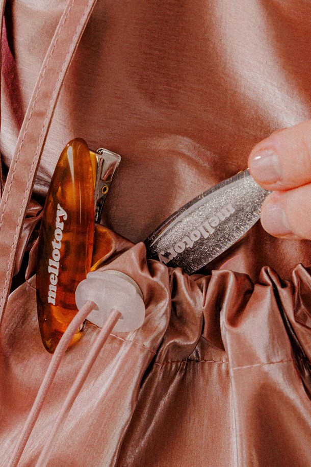 세련된 스타일을 완성하는 로고 헤어핀 세트입니다. 실버와 브라운 두 가지 색상으로 출시되었으며, 포마이카와 스틸 소재를 사용하여 견고함을 더했습니다. 타원형 바디에 시그니처 로고 디자인을 담았으며, 핸드메이드 공정으로 제작되어 소장 가치를 높였습니다. 5.8cm x 5cm 크기의 집게형 헤어핀 2개 세트로 구성되어 있으며, 열과 충격에 유의하여 사용하고, 오염 시 국소 부위를 닦아 관리하십시오.
